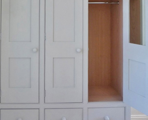 fitted_wardrobe_with_drawers
